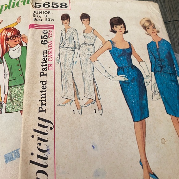 Vintage sewing patterns w/threads needles buttons eye hooks and more 3 Mcalls - Picture 2 of 9